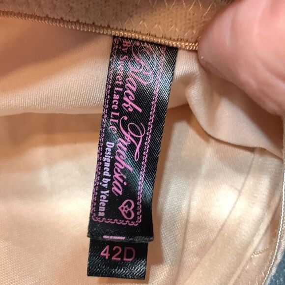 3for$20 bra has underwire 42D - Picture 3 of 5